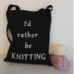 Väike must orgaaniline tekstiilkott "I'd rather be knitting"